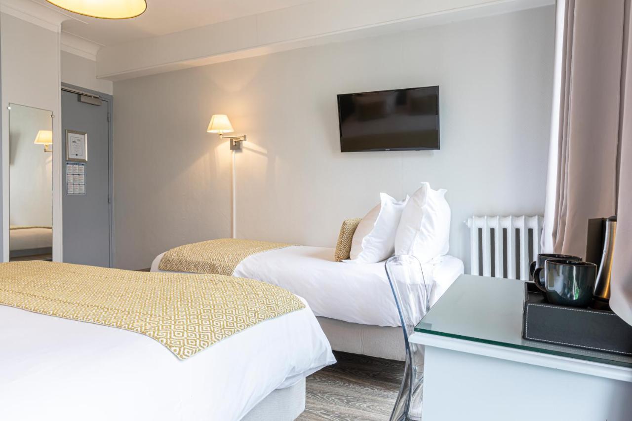 Triple Room Eiffel Tower View