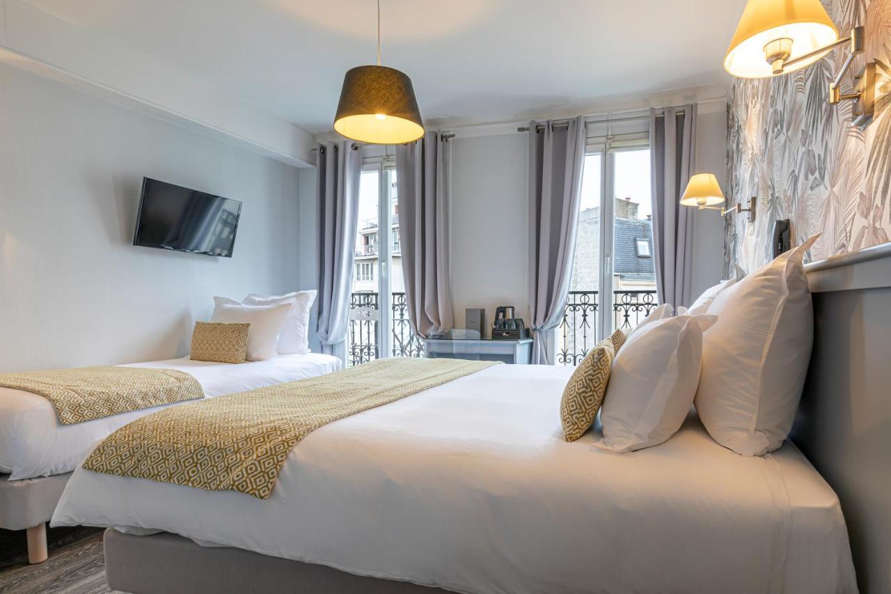 Triple Room Eiffel Tower View